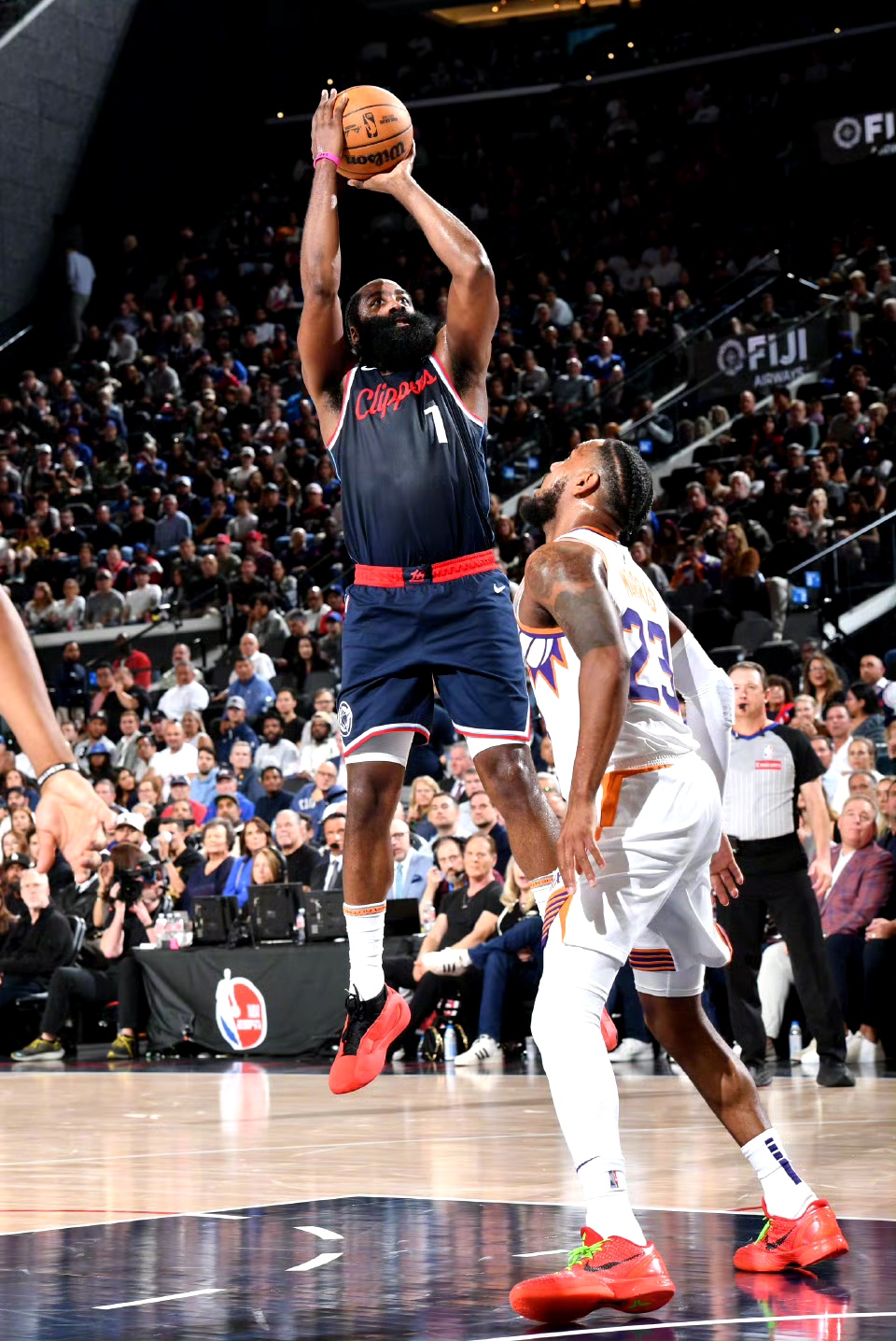 广州队完胜国王，哈登点燃赛场