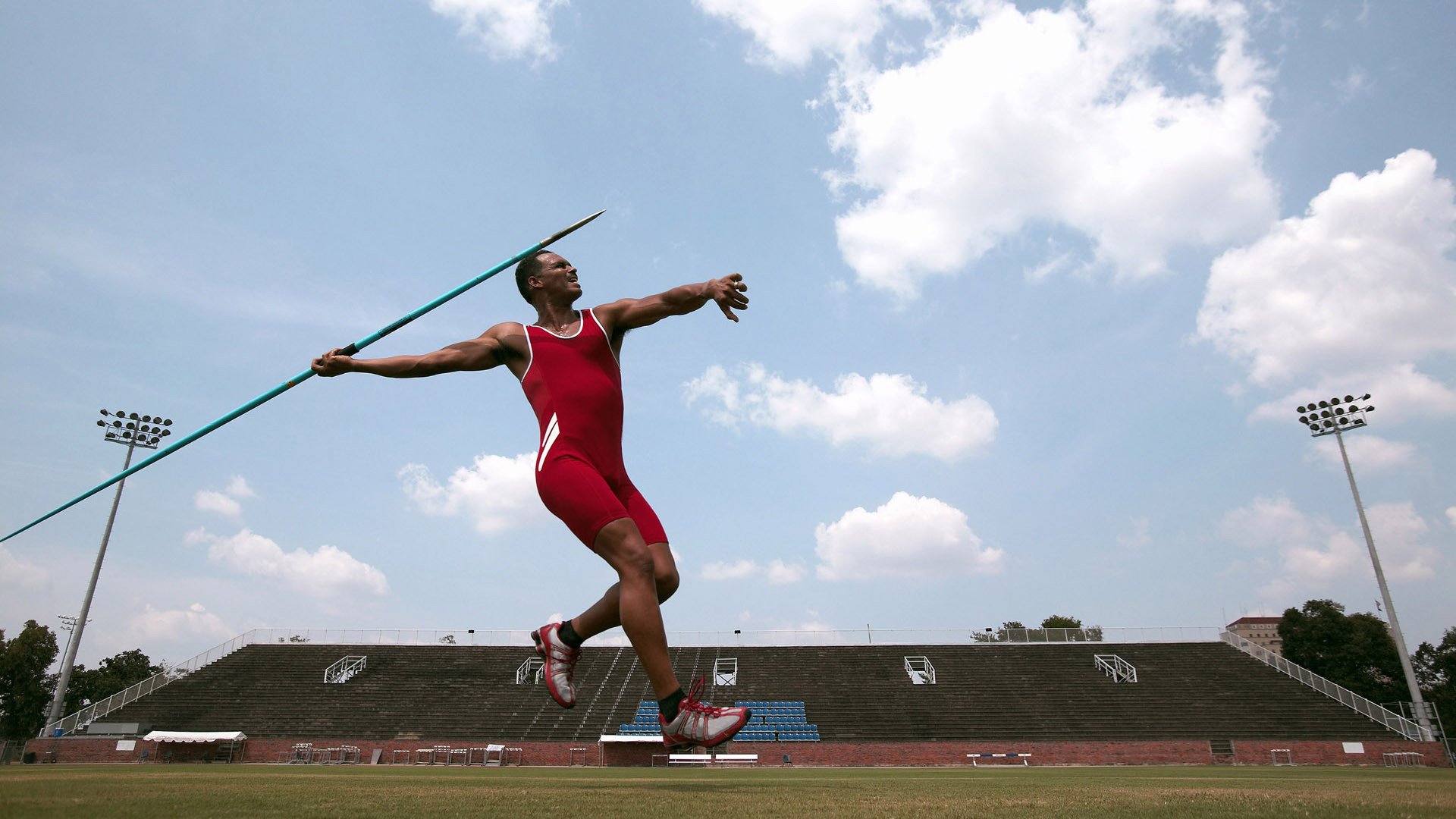 闪电与钟摆，克瓦拉茨赫利亚的爆发与乌拉圭中场的节奏艺术
