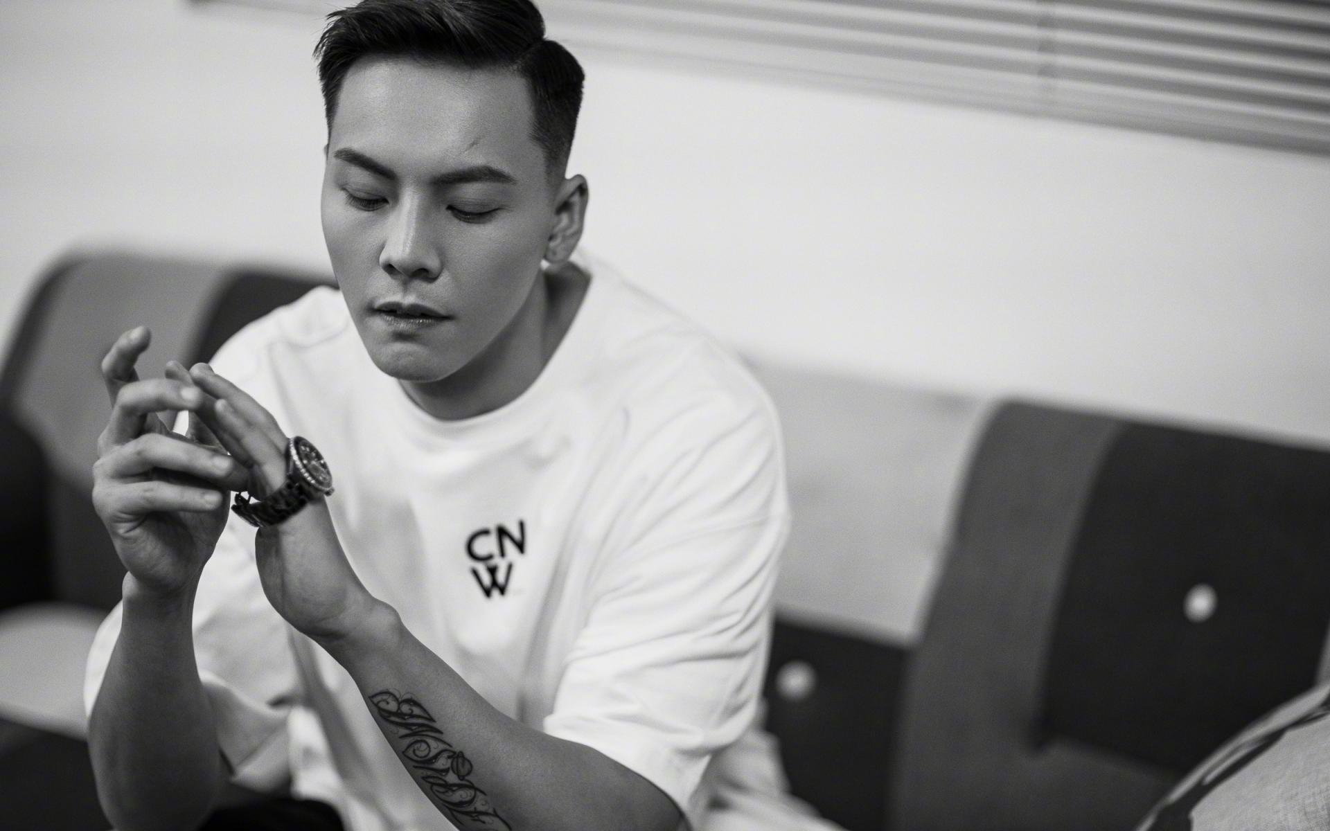 沙漠玫瑰的午夜绽放，当底格里斯河的坚韧，逆转了阿尔卑斯山的精准
